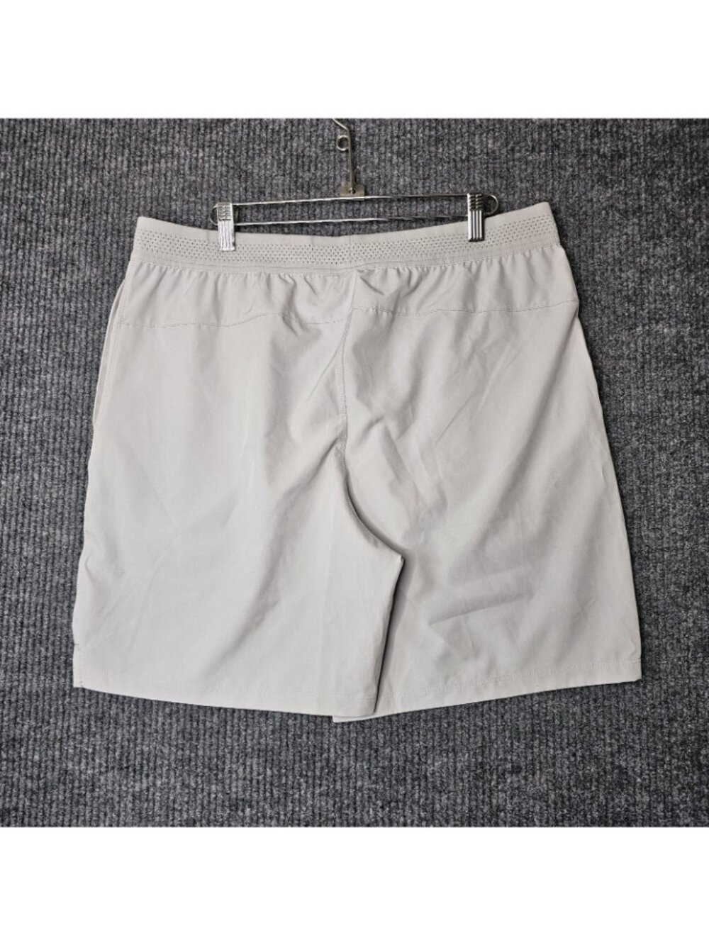 NWT Fabletics Mens The 7" Fundamental Shorts Size Large Light Gray Gym Workout - Picture 2 of 3